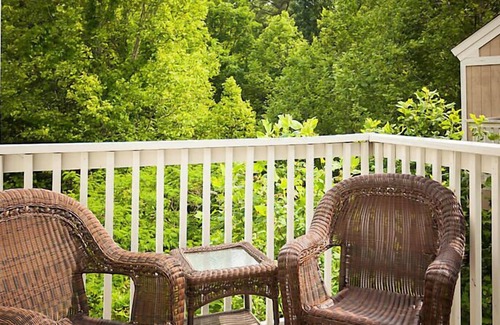 Gatlinburg Resort | Country Hotel near Gatlinburg amusement park w/indoor/outdoor heated pools, hot tubs and game rooms