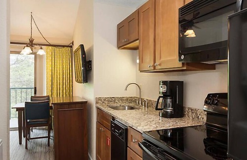 Gatlinburg Resort | Country Hotel near Gatlinburg amusement park w/indoor/outdoor heated pools, hot tubs and game rooms