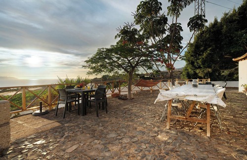 Guia de Isora Villa | Country House "Biofinca Las Dulces Casa La Cuadra" with Sea View, Shared Heated Pool & Wi-Fi