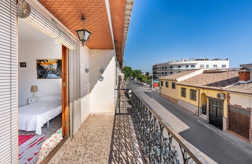 Padul House | Country House 'Casa Solariega Con Encanto' with Mountain View, Private Terrace and Wi-Fi