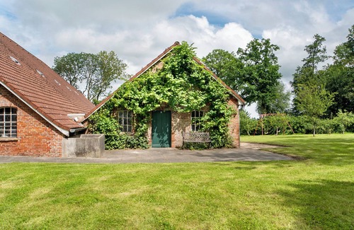 Wangerland Cottage | Country House 'Friesenhof' with Shared Terrace, Private Garden and Wi-Fi