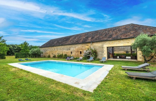 Domme Villa | Country House 'La Bourgeoisie' with Private Pool, Private Terrace and Wi-Fi