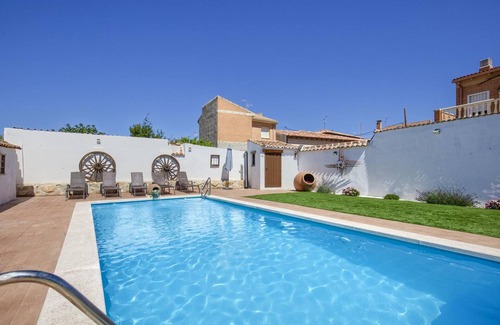 Mentrida House | Country House 'La Casa De La Abuela' with Private Pool, Wi-Fi and Air Conditioning