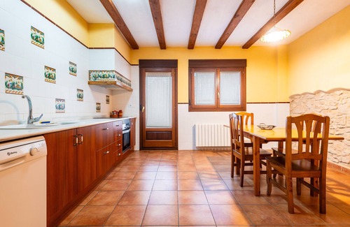 La Jana House | Country House 'Les Oliveres Mil·lenaries 2' with Shared Pool, Wi-Fi and Air Conditioning