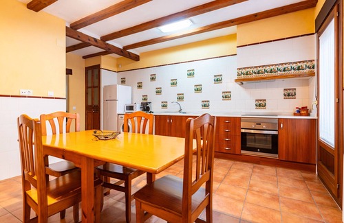 La Jana House | Country House 'Les Oliveres Mil·lenaries 2' with Shared Pool, Wi-Fi and Air Conditioning