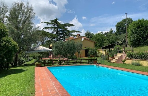 Montoro House | country house overlooking the Tiber Valley