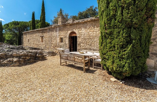 Bonnieux Villa | Country House 'Prieuré Saint Symphorien' with Private Pool, Private Terrace and Wi-Fi
