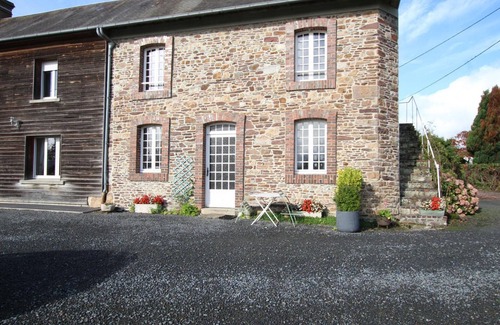 Cerisy-la-Salle Cottage | Country house with fireplace, pets allowed