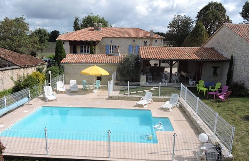 Mauroux House | Country house with heated swimming pool with solar panels.