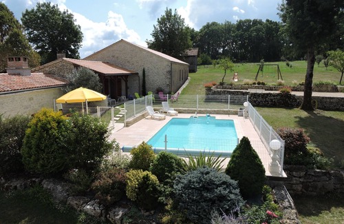 Mauroux House | Country house with heated swimming pool with solar panels.