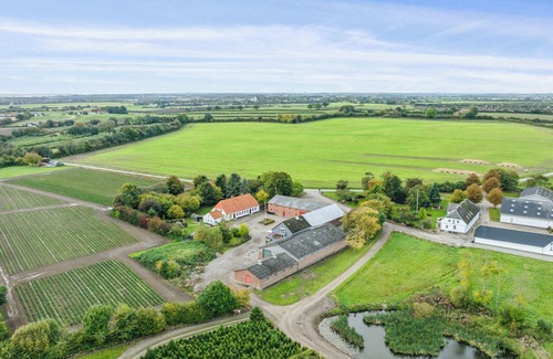 Skovbyballe House | Country idyll with wilderness bath and sauna.