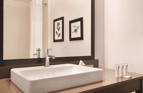 Savannah Hotel | Country Inn & Suites by Radisson, Savannah Midtown, GA