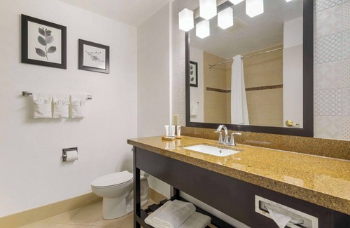 Bearss Plaza Hotel | Country Inn & Suites by Radisson, Tampa Airport North, FL