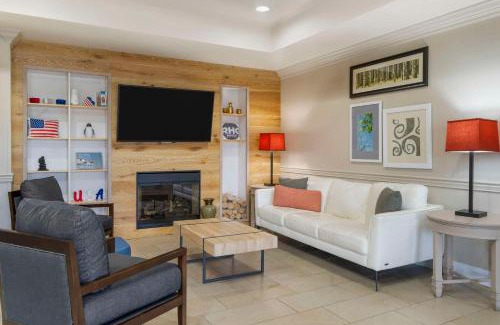 Bearss Plaza Hotel | Country Inn & Suites by Radisson, Tampa Airport North, FL