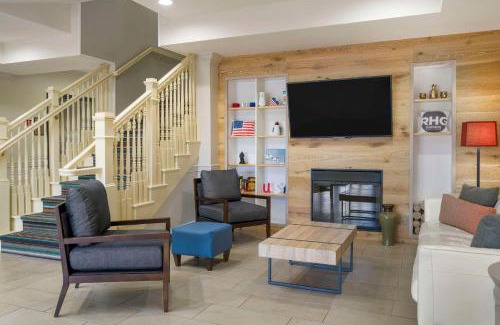 Bearss Plaza Hotel | Country Inn & Suites by Radisson, Tampa Airport North, FL
