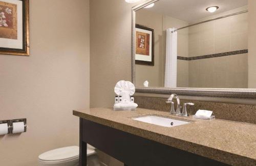 Bearss Plaza Hotel | Country Inn & Suites by Radisson, Tampa Airport North, FL