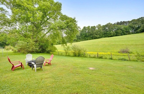 Chickamauga House | Country Lane Cottage- privacy & quiet neighborhood
