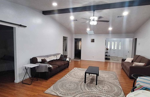 Tallahassee House | Country like house with a quiet outdoor dinning sunroom