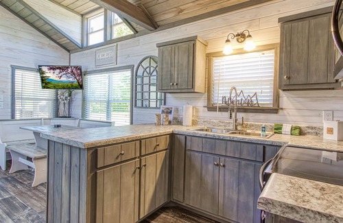 Gatlinburg - Pigeon Forge Cottage | Country Living in a Tiny Home!