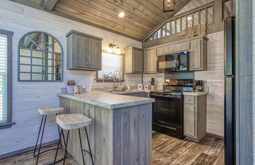 Gatlinburg - Pigeon Forge Cottage | Country Living in a Tiny Home!