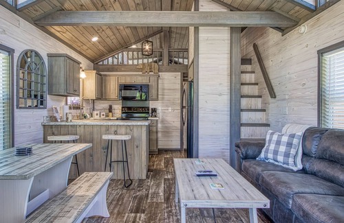 Gatlinburg - Pigeon Forge Cottage | Country Living in a Tiny Home!