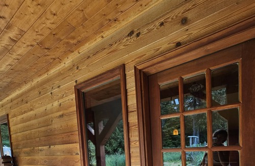 Sandon House | Country Manor Eco Home. Old growth on 10 acres. 5 min from beach. Pet friendly.