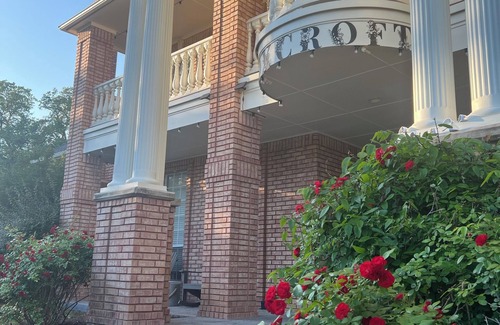 Fort Worth House | Country Mansion Estate w 5 King Bedrooms 60 acres & Lakes w Resort-style Pool