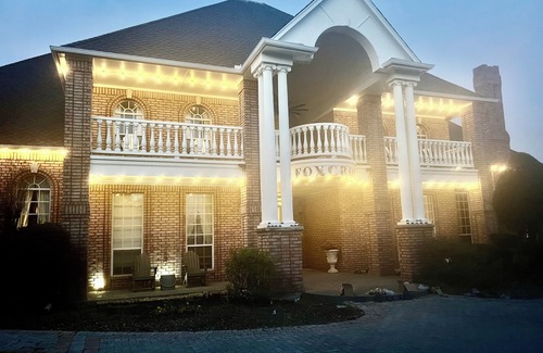Fort Worth House | Country Mansion Estate w 5 King Bedrooms 60 acres & Lakes w Resort-style Pool