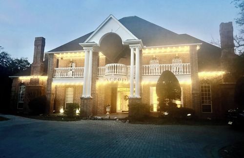 Fort Worth House | Country Mansion Estate w 5 King Bedrooms 60 acres & Lakes w Resort-style Pool