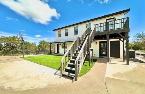 Merkel House | Country Oasis 20 Acres Pool + Gym Sleeps 13 Near Abilene