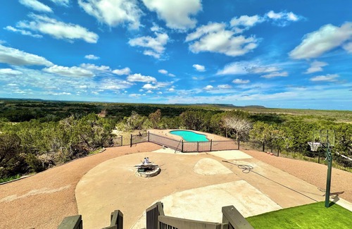 Merkel House | Country Oasis 20 Acres Pool + Gym Sleeps 13 Near Abilene