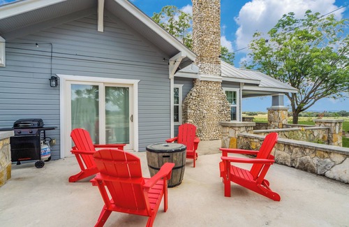 Comfort House | Country Ranch Home on 10 acres in Texas Hill Country - Family/Company Retreats