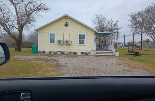 Aransas Pass House | "Country Relaxation" - Come kick your feet up and relax awhile!