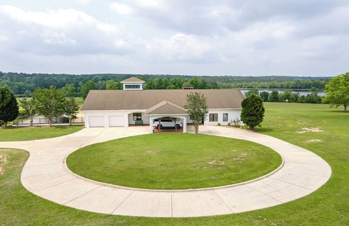 McNeill House | Country Retreat on private 40ac Lake. 250 acres.9 Bedrooms + 2 Dorms -Sleeps 43