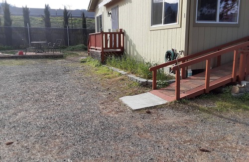 Ashland House | Country's Edge Rooms in just outside of Ashland, convenient for travel