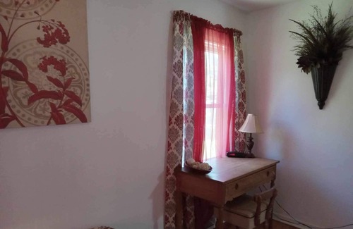 La Follette House | Country Town Cottage-peaceful home in small quiet community in smoky mountains