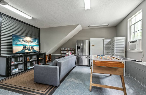 Northside Cottage | Country Villa pool hot tub game room pond