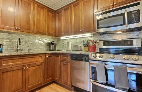 Killington Apartment | CountryCub- Pool, Hot Tub, Gym, Sauna, Near Resort
