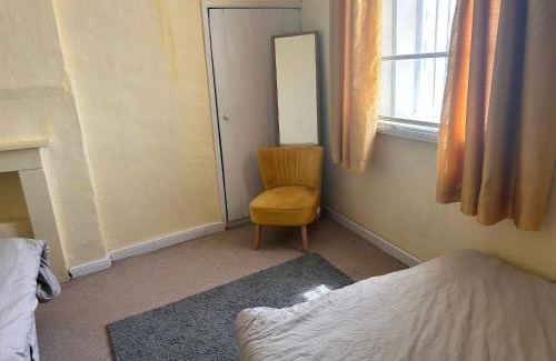 Holton Le Clay House | Countrylife Cottage for Groups- BBQ , firepit, free parking