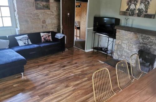 Holton Le Clay House | Countrylife Cottage for Groups- BBQ , firepit, free parking