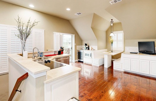 Volente House | Countryside 3-story home with game room, WFH office & guest house with kitchen