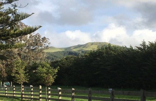 Linton Cabin | Countryside Cabin, Overlooking farmland and Ruahine Ranges