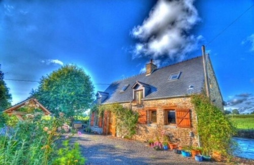 Landivy House | Countryside Home Sleeps 6 - Garden, Parking, Wifi