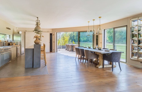 Neuilly-sur-Seine Boat Rental | Countryside in ParisnAn architect house like an island facing water and nature.n