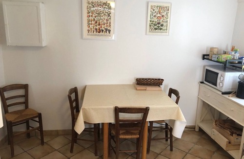 Ouerre Cottage | Countryside Retreat with Yoga and Massage Facilities, Near Historic Sites