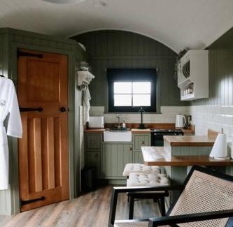 Dromore House | Countryside Shepherds Hut with hot tub wood fired