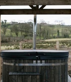 Dromore House | Countryside Shepherds Hut with hot tub wood fired