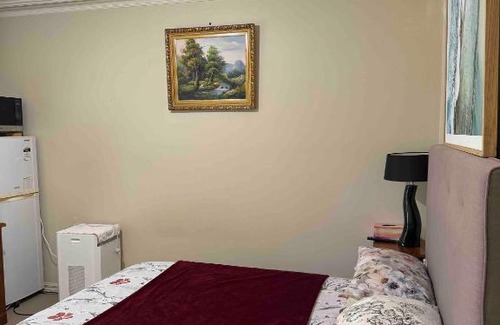 Glen Waverley House | Couple room with shared bathroom