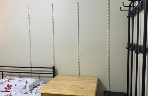 Glen Waverley House | Couple room with shared bathroom