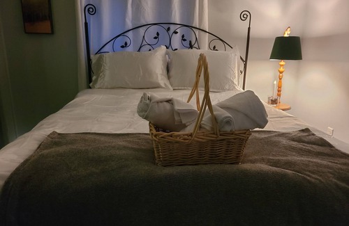 Howe Island Cottage | Couples Getaway 1000 Islands